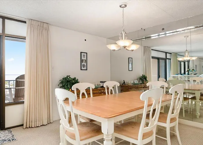 3 Bedroom, 2 Bath Bayview Unit In The Capri! *