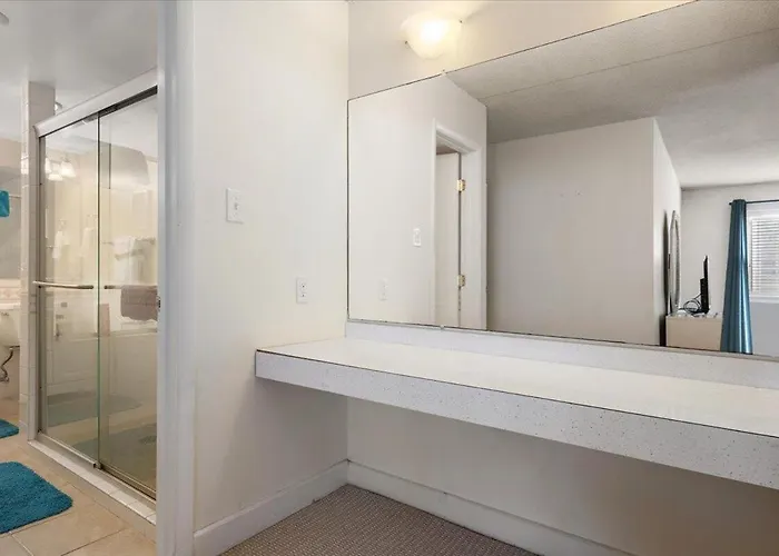 3 Bedroom, 2 Bath Bayview Unit In The Capri! * Ocean Stadt