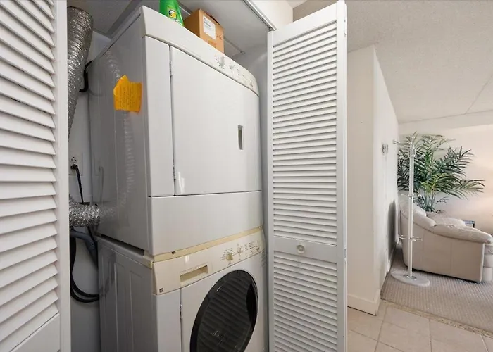 3 Bedroom, 2 Bath Bayview Unit In The Capri! *